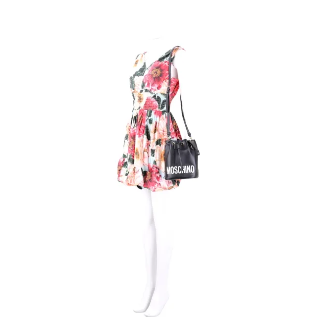 【MOSCHINO】附手挽帶印花字母牛皮束口斜背水桶包(黑色 兩用包 肩背 手拿包)