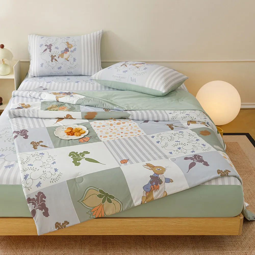【PETER RABBIT 比得兔】冰絲涼感冰冰被-任選(單人/雙人/正版授權/冰冰被/涼被/比得兔與V&A博物館)