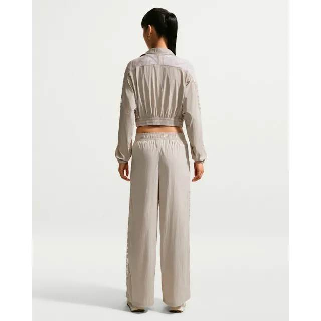 【NIKE 耐吉】立領外套 女 AS W NK LACE INSET TRACK JKT 運動 休閒 透氣 短版 卡其 (IM8194236)