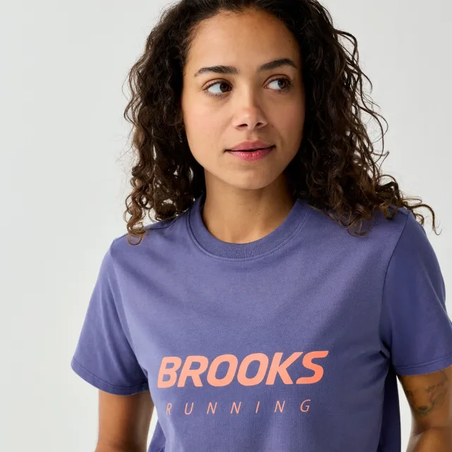 【BROOKS】女短袖上衣 Graphic 短袖上衣_暮夜藍/電光蜜桃 (221761583)