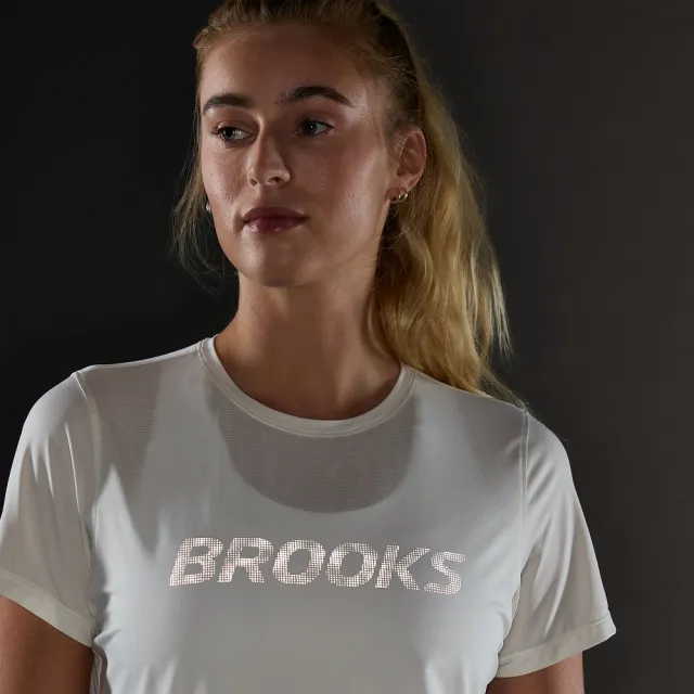 【BROOKS】女短袖上衣 Dash 女奔跑反光短袖上衣_骨瓷白/反光色 (221818258)