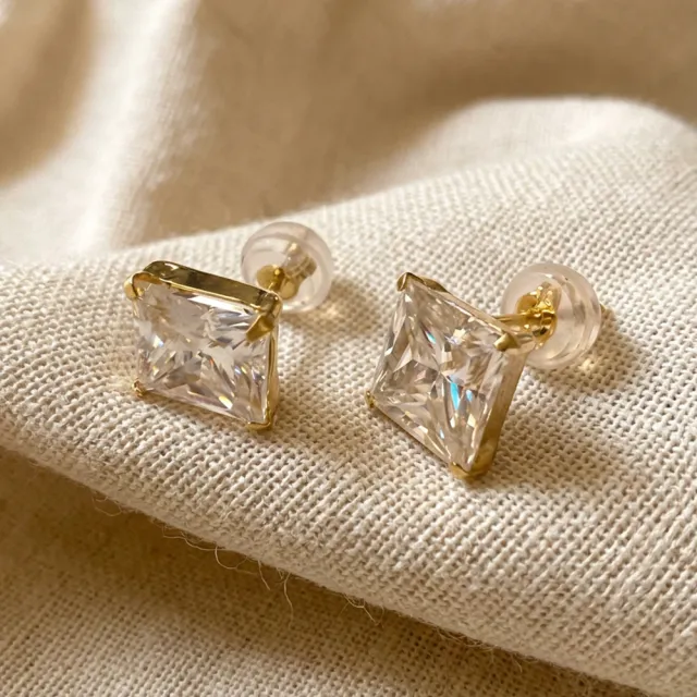 【City Diamond 引雅】18K 日本 莫桑石 方形 2.6克拉 四爪 耳環(東京Yuki系列)