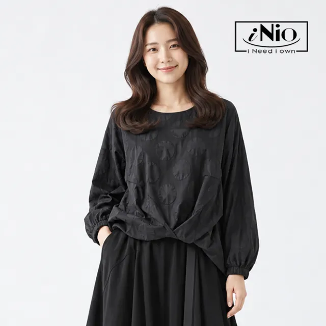 【iNio 衣著美學】前短後長圓紋抓褶長袖上衣 女大圓領落肩棉T 交錯皺摺縮口袖上衣 CHW1523