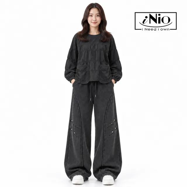 【iNio 衣著美學】立體紋拼接軟牛仔寬褲 女抽繩鬆緊腰長褲 微弧形剪裁鉚釘裝飾休閒褲  CHW2513