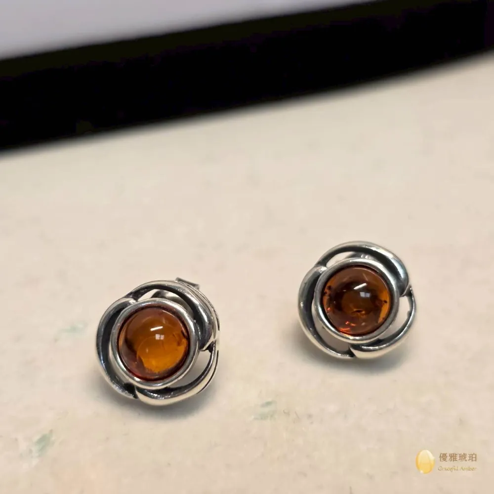 【優雅琥珀】干邑色琥珀  小花苞造型耳環(波蘭設計製造  925純銀)