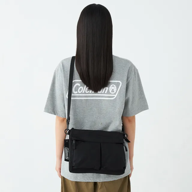 【Coleman】UNI WALKER健行者SACOCHE側背包(戶外背包 斜背包 旅行包 側肩背包 隨身包 露營裝備包)