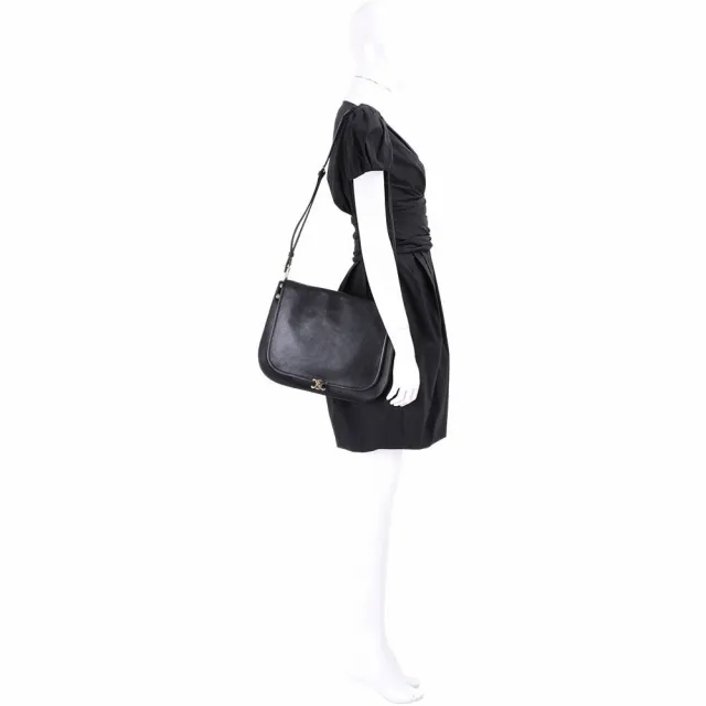 【CELINE】Soft Triomphe Besace / Halfmoon 凱旋門標誌小羊皮肩背包(2色 翻蓋包 半月包 真皮)