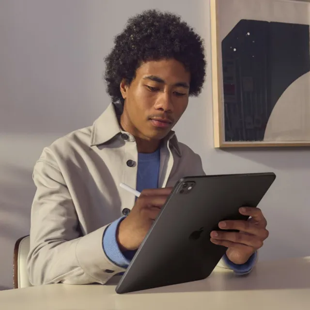 【Apple】2025 iPad Pro M5晶片/11吋/WiFi/256G 平板電腦(A04 Plus觸控筆+三折筆槽殼+鋼化保貼組)