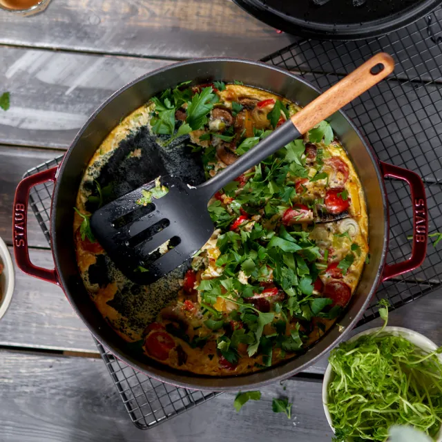 【STAUB】琺瑯鑄鐵雙耳煎鍋24cm含蓋+瓷盤餐盤20cm+矽膠配件2件組(德國雙人牌集團官方直營)