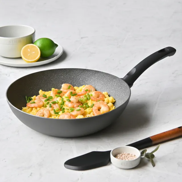 【STAUB】松露白琺瑯鑄鐵鍋20cm贈義大利製LUCCA不沾炒鍋28cm