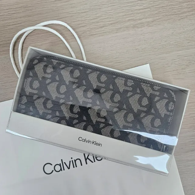 【CALVIN KLEIN】CK 手掛式凹LOGO/ㄇ字緹花布拉鍊/ 簡約皮革多卡長夾  白色禮盒組(贈原廠紙袋)