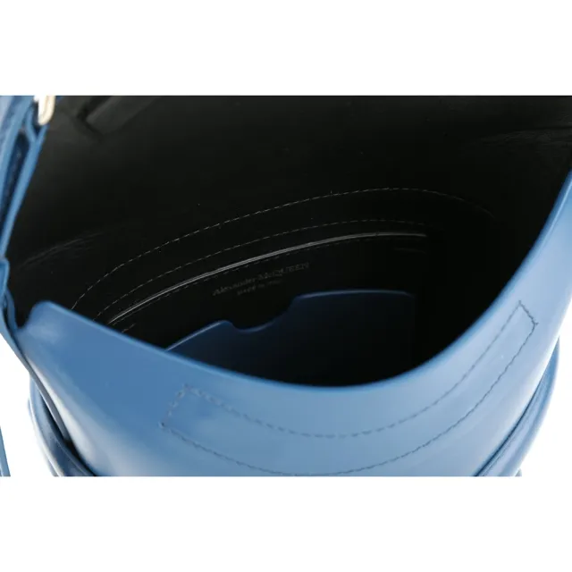 【Alexander McQueen】The Curve 牛皮翻蓋斜背水桶包(寶藍 專櫃價$50200 全智賢愛用包)