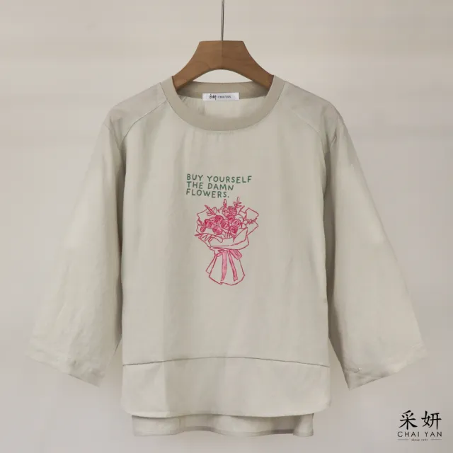 【CHAI YAN 采妍】字母花束印花五分袖上衣(秋冬女裝/中大尺碼/休閒/印花/日常)