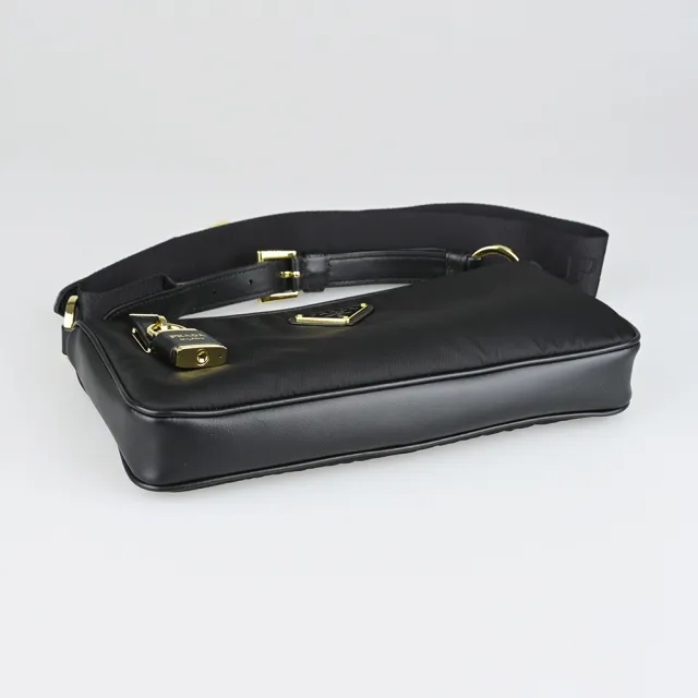 【PRADA 普拉達】PRADA精品再生尼龍三角Logo鎖頭拉鍊肩背斜背包(小/黑)