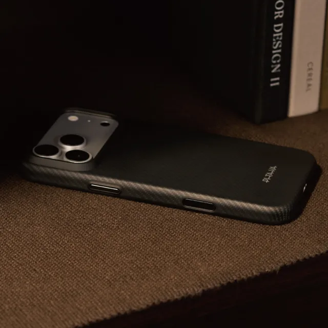 【PITAKA】iPhone18/17 Pro 航太纖維防撞耐衝擊磁吸手機殼(複合材質 特殊鍍膜)