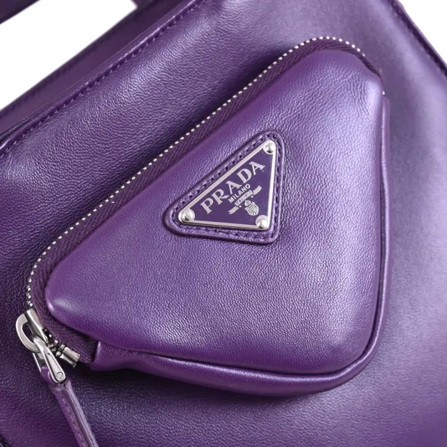 【PRADA 普拉達】三角LOGO拉鍊袋納帕皮托特包(紫)