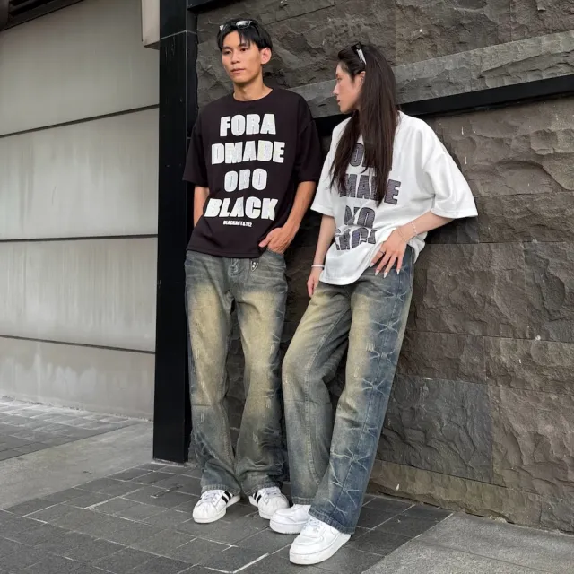 【AMERO】男女同款 圓領短袖Ｔ恤 滿版字母印花
