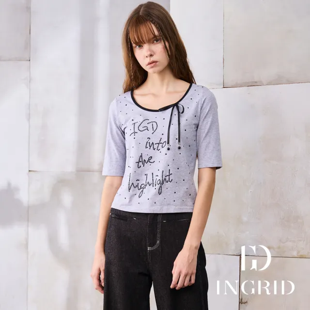 【IGD 英格麗】實體同步款-俏麗蝴蝶結字母上衣-灰色