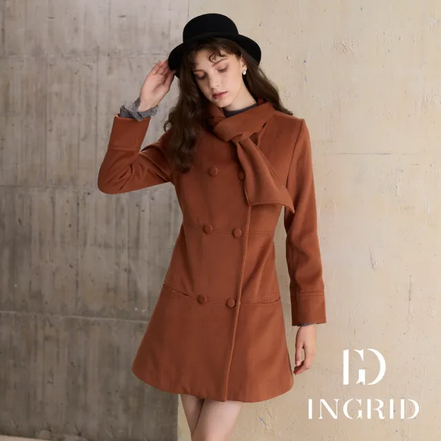 【IGD 英格麗】實體同步款-都會圍巾領排釦長版外套-可可色