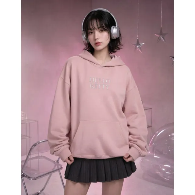 【CACO】Hello Kitty電繡印刷落肩帽T(M2SA040)