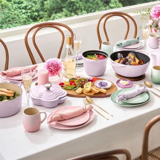 【Le Creuset】蕾絲花恬系列瓷器橢圓盤 27cm(湖水綠/柔粉紫/蛋白霜/海洋之花 4色選1)