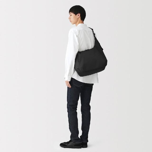 【MUJI 無印良品】撥水加工再生聚酯纖維單肩肩背包(黑色/灰色/淺米/摩卡棕) 高32×寬43×厚13cm