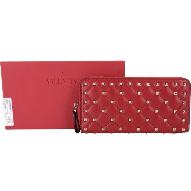 【VALENTINO 范倫鐵諾】Rockstud Spike 絎縫羊皮菱格鉚釘拉鍊長夾(紅色 皮夾 錢包)