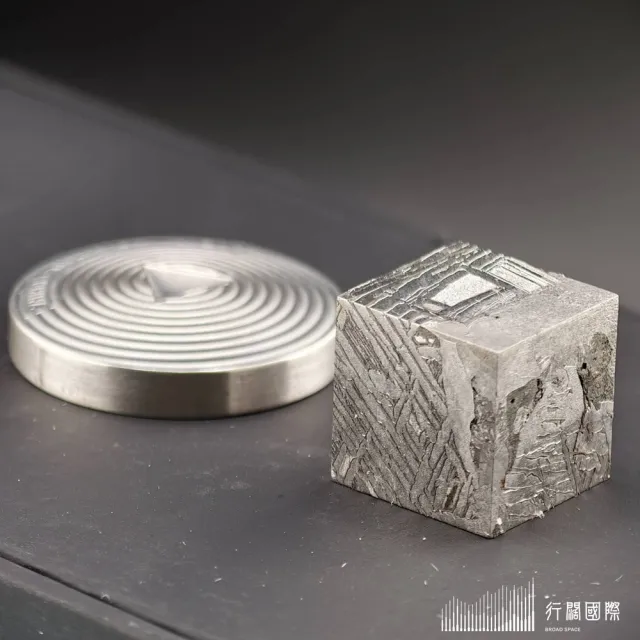 {行闊國際} -2022迦納共和國- 隕石   |  1oz阿勒泰隕石+1oz銀幣 | 精品盒裝