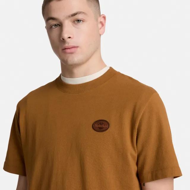 【Timberland】男款深小麥色厚磅皮革徽章短袖T恤(A26WWEH2)