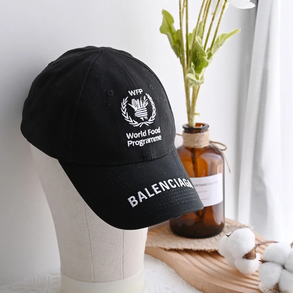 Balenciaga 巴黎世家】WFP聯名電繡LOGO棉質棒球帽(黑) - momo購物網