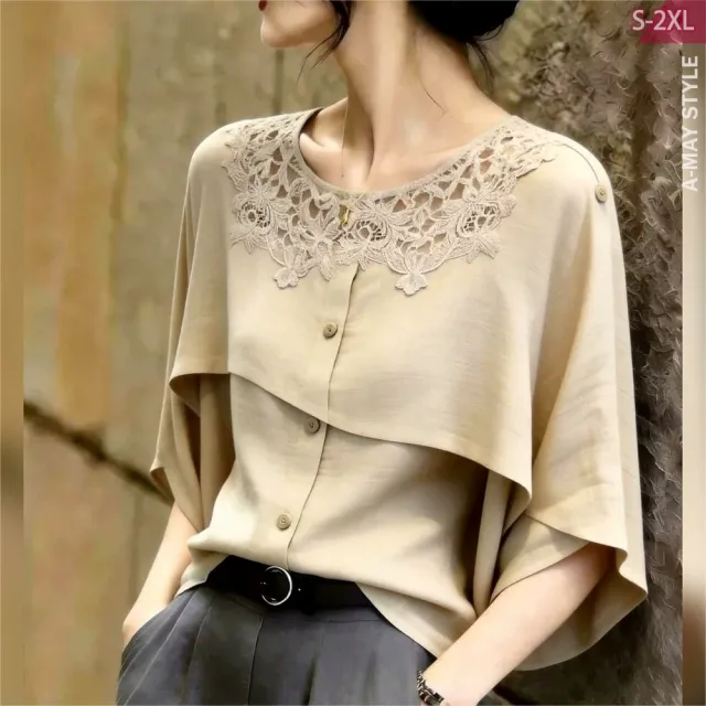 【Amay Style 艾美時尚】秋新品 中大尺碼女裝 襯衫 設計感浪漫蕾絲領層次飄袖顯瘦上衣。S-2XL(卡其.預購)