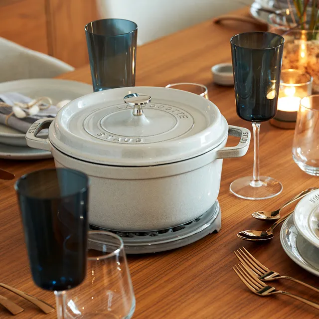 【STAUB】松露白圓形琺瑯鑄鐵鍋20cm3件組附陶瓷拿鐵杯350ml二入(德國雙人牌集團官方直營)