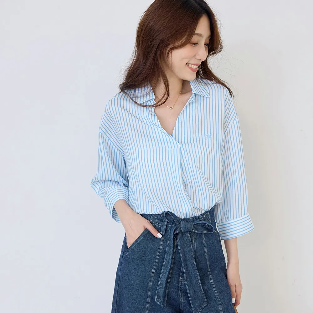 【OB 嚴選】雪紡V領直條紋七分袖襯衫上衣 《AB21532-》 適 M~2L
