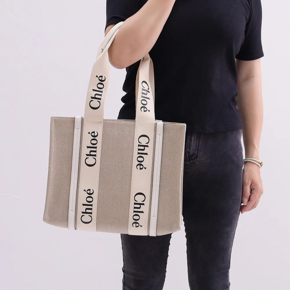 【Chloe’ 蔻依】Woody 經典品牌LOGO織帶個性帆布肩背托特包(米/白 中)