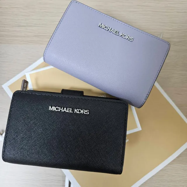 【Michael Kors】MICHAEL KORS JET SET銀字素面防刮皮革中夾禮盒組送禮原廠紙袋