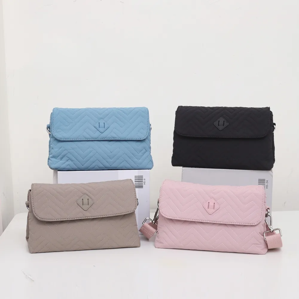 【VIVI SECRET】雙11 輕量菱格紋車線斜背尼龍包(共4色)
