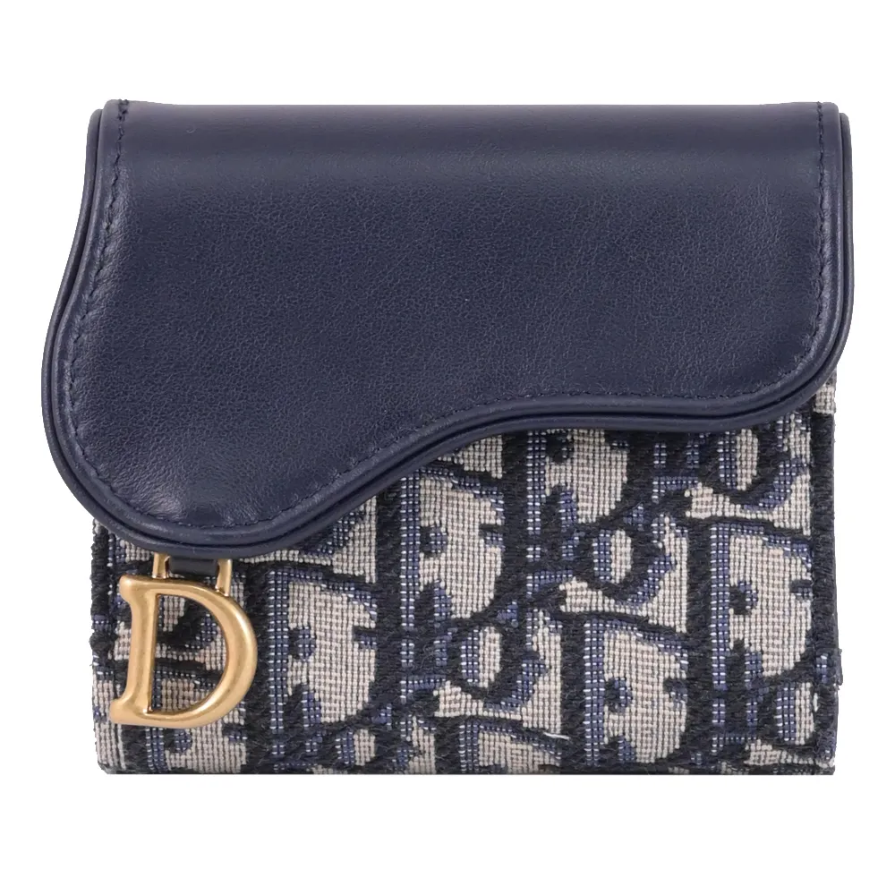 【Dior 迪奧】Saddle Lotus 品牌吊飾牛皮緹花拼接三折零錢短夾(深藍)