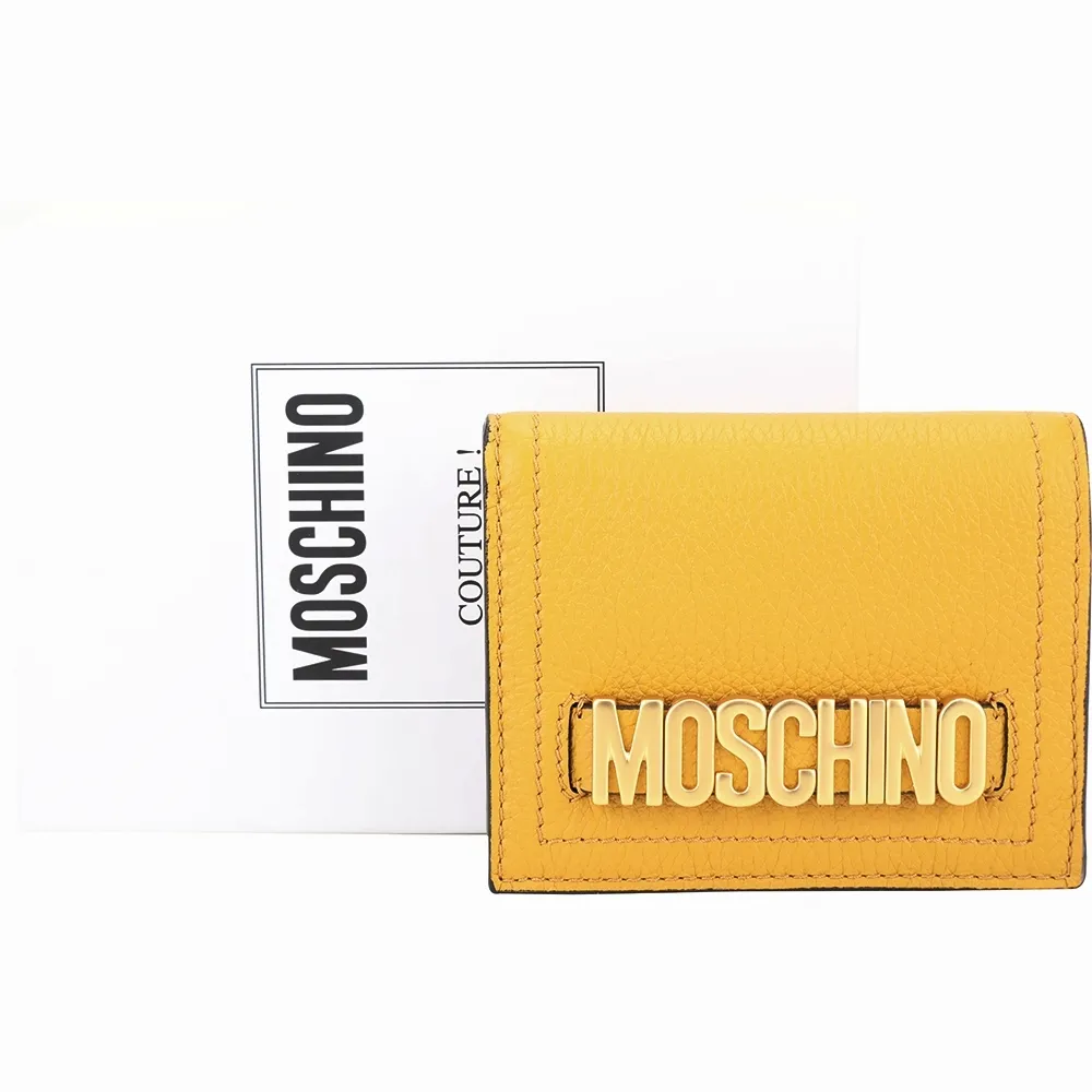 【MOSCHINO】金色字母荔紋牛皮釦式短夾(南瓜黃 皮夾 錢包)