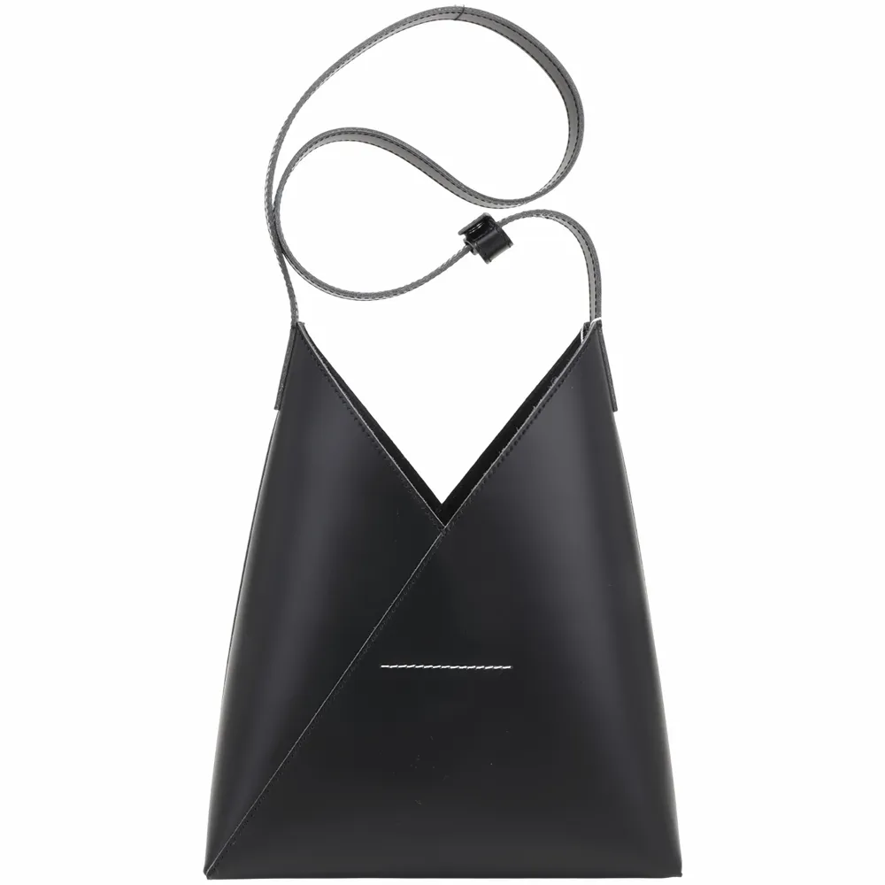 【MM6 MAISON MARGIELA】Fortune cookie 小款 牛皮三角肩背包-黑色