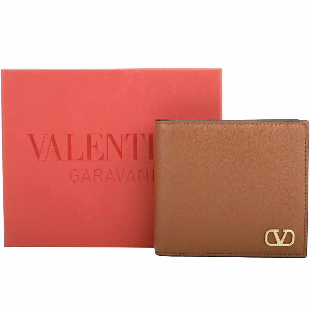 【VALENTINO 范倫鐵諾】VLogo 金屬標誌粒面牛皮對折短夾(棕色 皮夾 錢包)