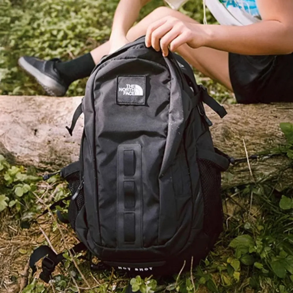 【The North Face】北面男女款黑色多隔層舒適背負後背包|3KYJ53R(筆電包/登山包)