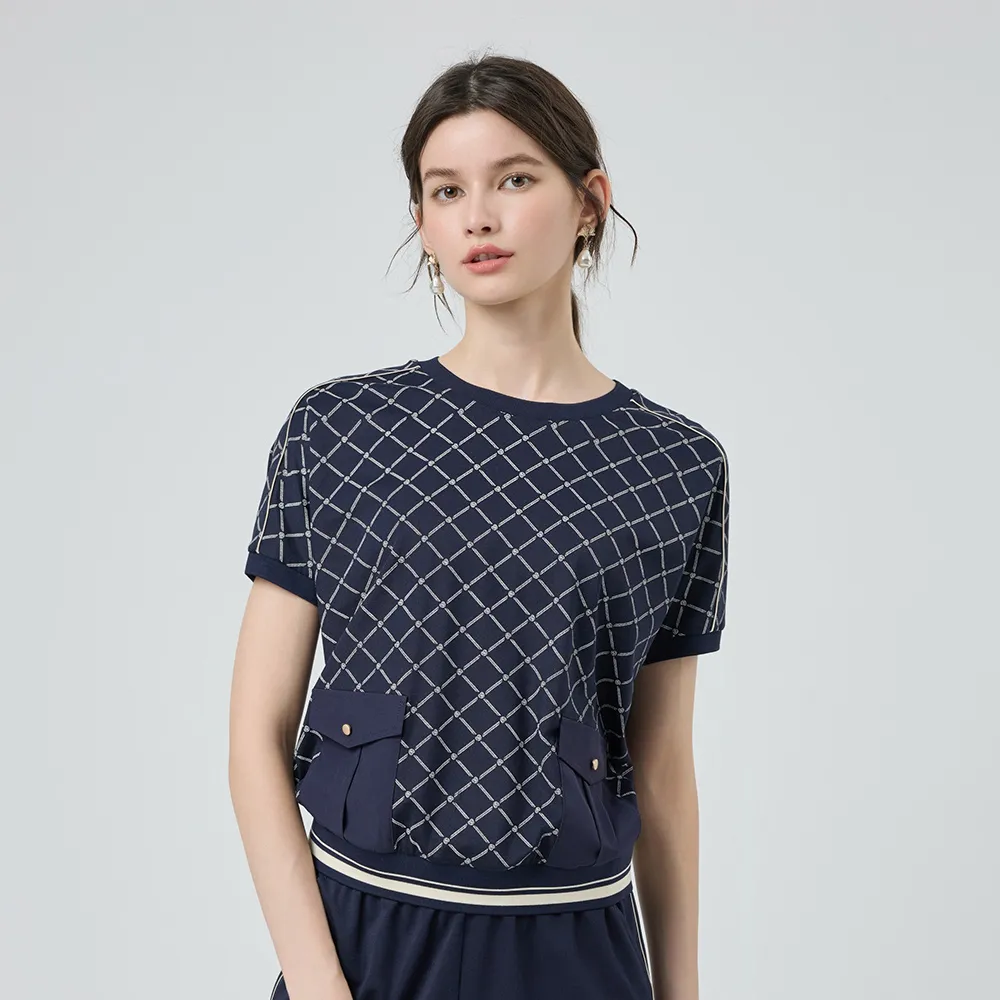 【ILEY 伊蕾】撞色菱格紋縲縈連袖上衣(深藍；M-2L；1252361002)