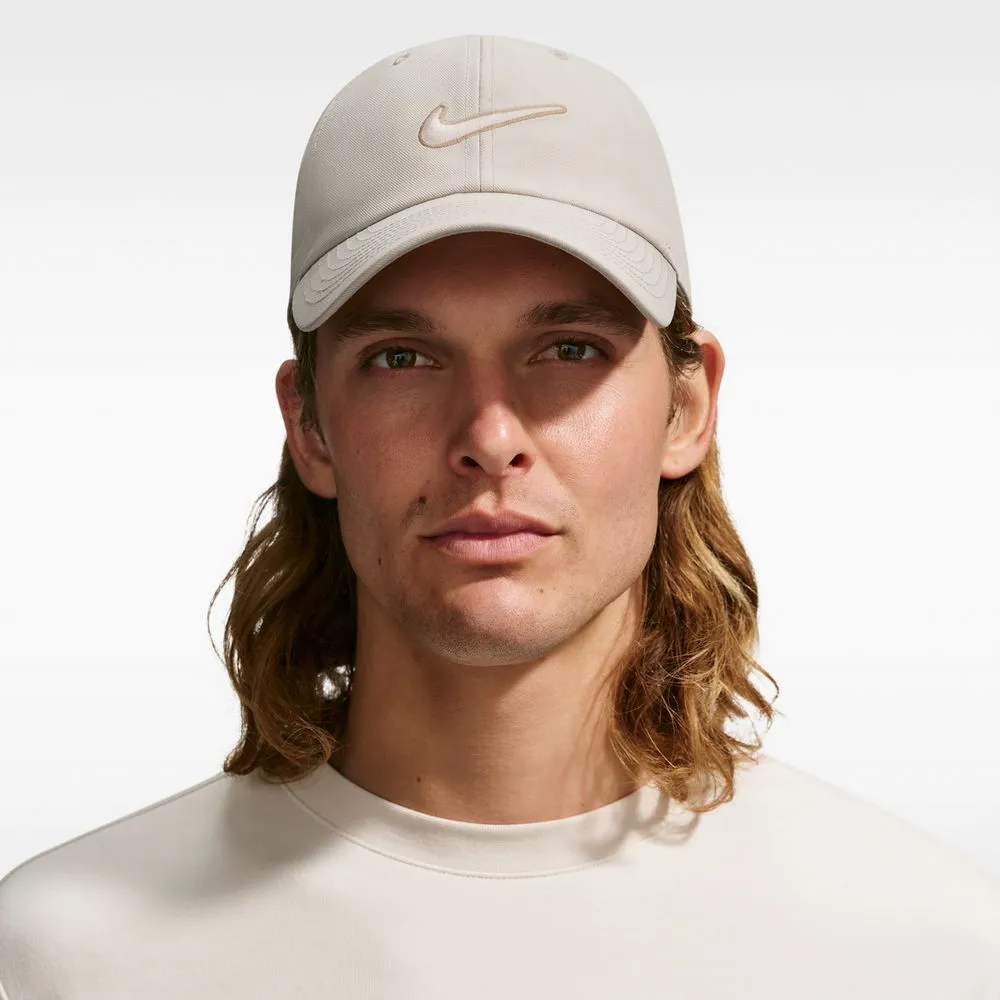 【NIKE 耐吉】休閒帽 男 女 U NK CLUB CAP U CB SWSH L 運動帽 棒球帽 可調節 米 (FB5369236)