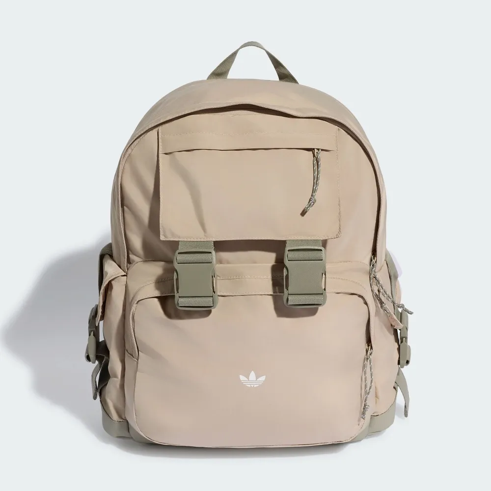 【adidas 愛迪達】後背包 運動包 書包 旅行包 BACKPACK 卡其 KQ6369(2934)