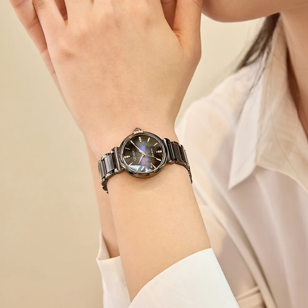 【CITIZEN 星辰】L系列 100週年限量 宇宙幻彩 光動能腕錶 29.5MM(EM1067-88E)