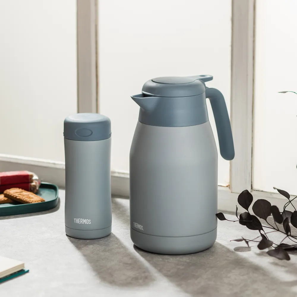 【THERMOS 膳魔師】期間限定_不鏽鋼淺墨藍按壓式保溫壺1500ml+旋蓋保溫杯400ml(THS-1501+JCG-400)(保溫瓶)