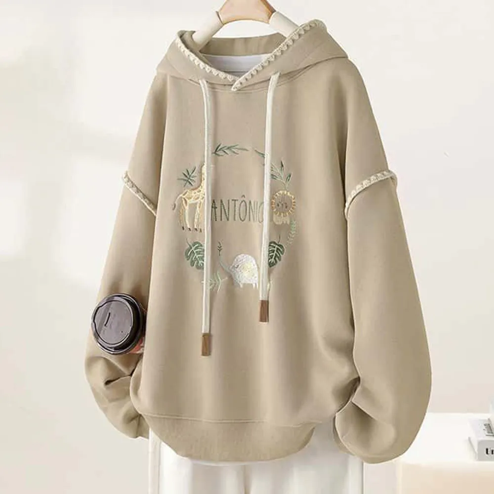 【MsMore】連帽抽繩學院風刺繡卡其長袖休閒減齡上衣#123817(卡其)