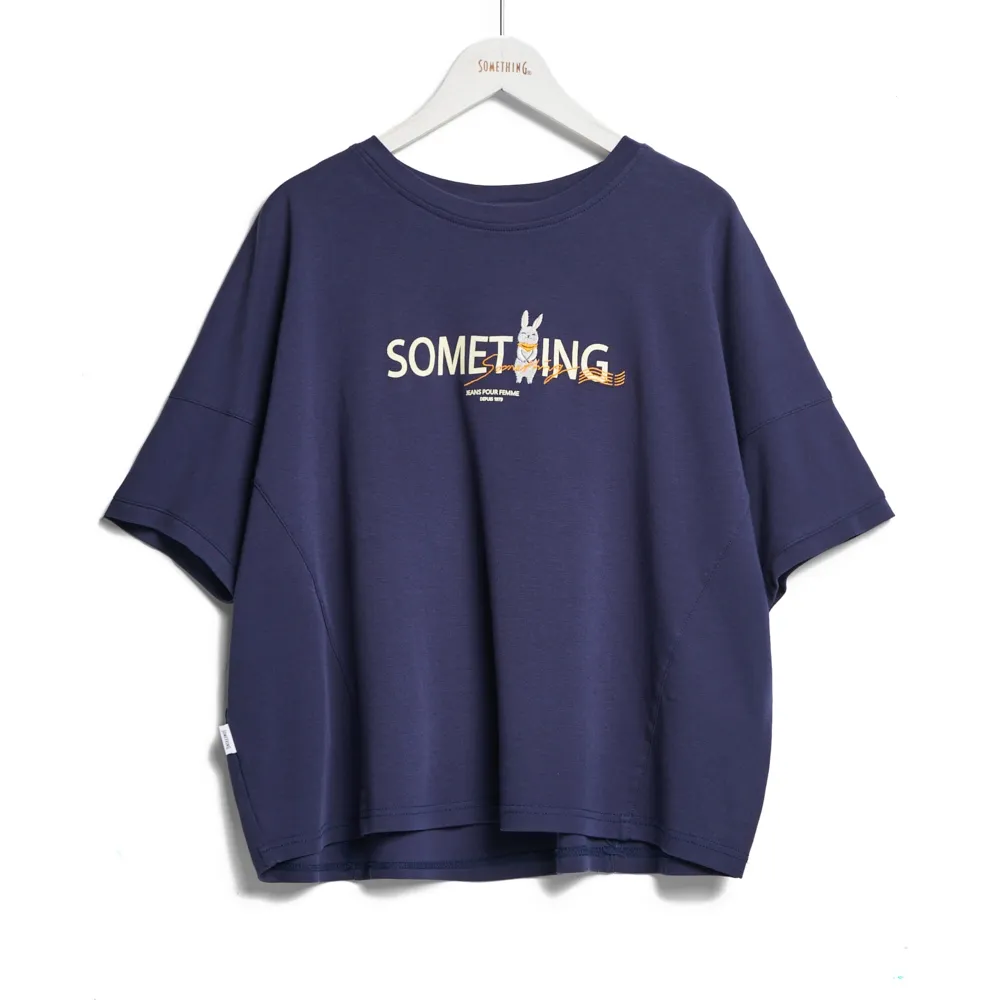 【SOMETHING】女裝 郵戳兔寬短版短袖T恤(丈青色)