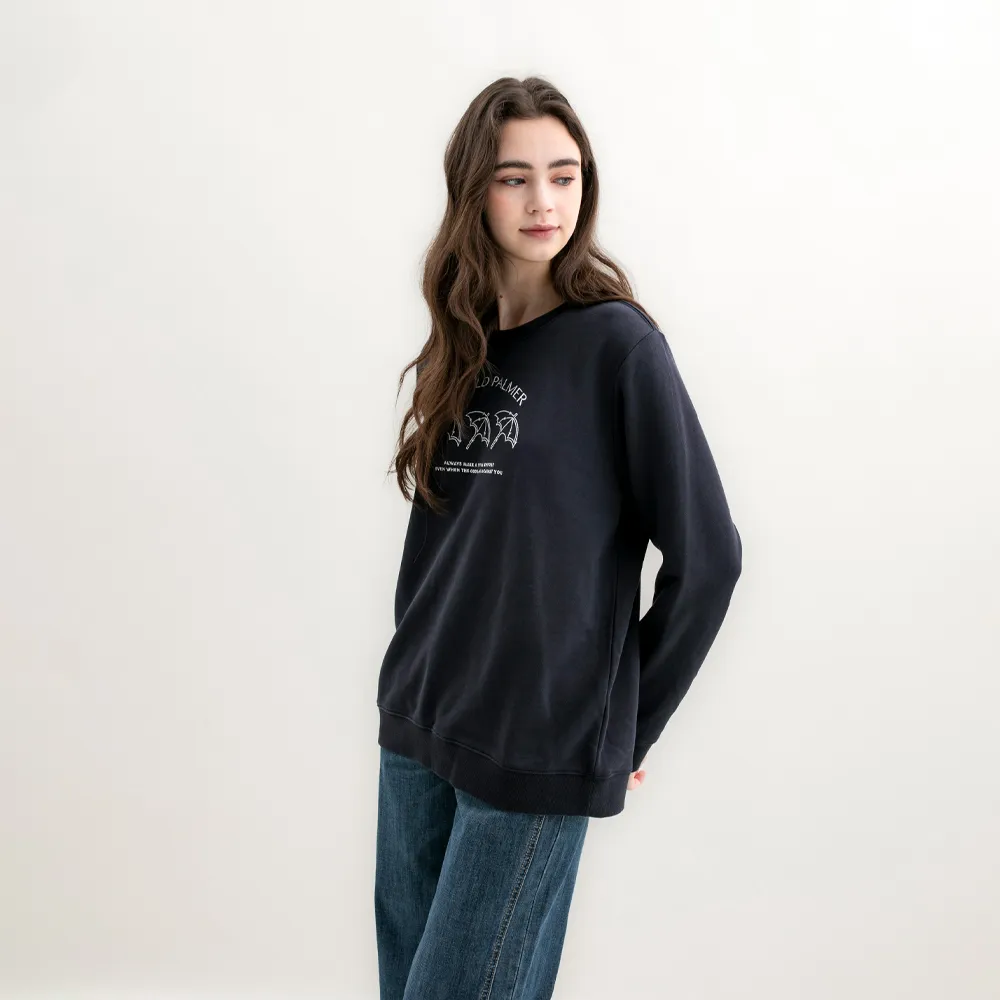 【Arnold Palmer 雨傘】女裝-刺繡標語長袖圓領大學T(藏青色)