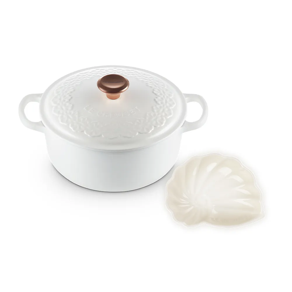 【Le Creuset】蕾絲花恬系列典藏琺瑯鑄鐵鍋圓鍋20cm-棉花白-銅頭-內鍋黑(贈 海螺貝殼盤-小)